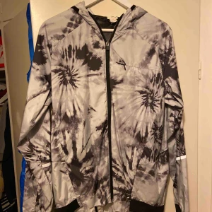  - Skiiitsnygg windbreaker från HM med reflexdetaljer. Inköpt för ca 2,5 år sedan och användes ganska väl under sommaren 2017. Men inga defekter. Jättetunn jacka.