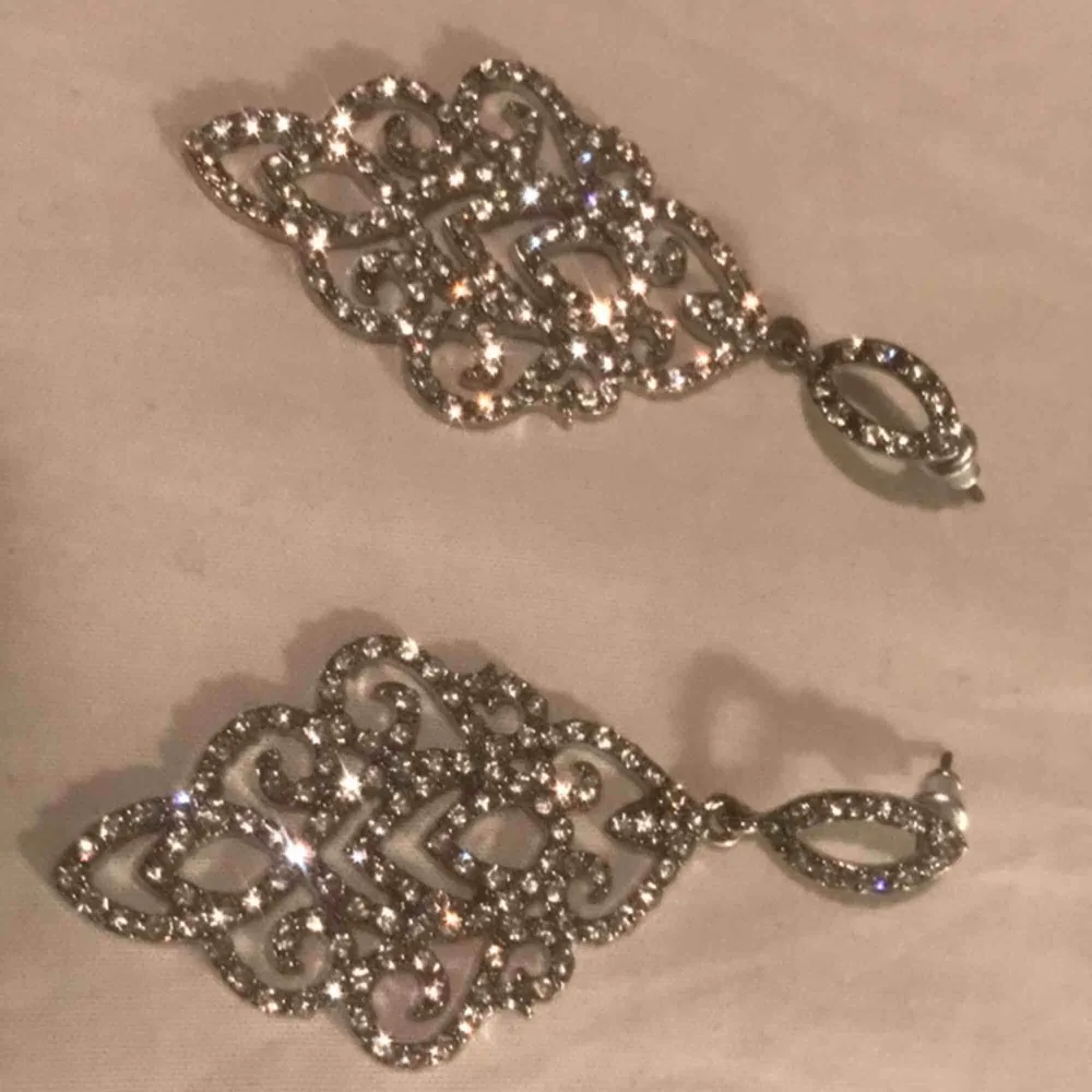 Ett par glittrande diamant örhängen (inte riktiga diamanter), PERFEKTA för att göra en look lite mer glamorös😎✨✨✨. Accessoarer.