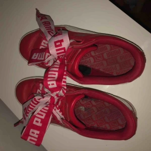  - Fina röd/vita puma skor - likadana som den svarta jag la upp. 90kr + frakt ♥️