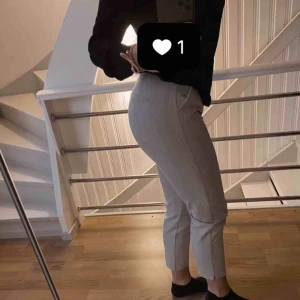  - supersnygga och supersköna grå kostymbyxor som tyvärr är för lite små för mig. Ganska högmidjade med resår i midjan 🥰 köpta på plick. Jag har använt dem 1 gång.  Kan skickas om köpare betalar frakt 😊