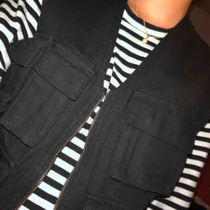  - En svart väst från asos som använder ett fåtal gånger.   Frakt: 80kr 