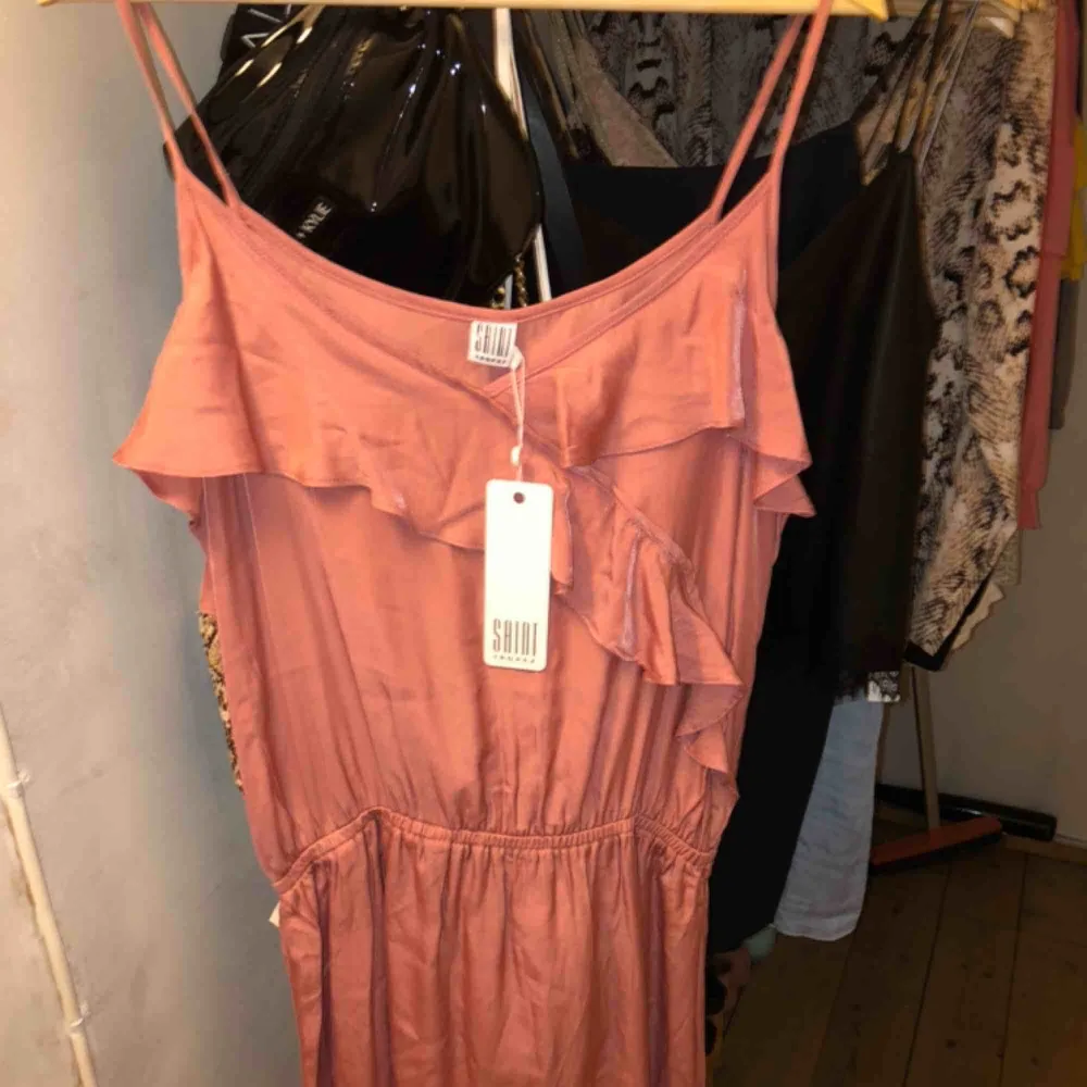 Super härlig klänning ifrån Saint Tropez, köpt i Malmö för ca 1 vecka sen. Säljer pågrund av att den inte kommer till någon användning. Storleken är L men passar även mig som har M. Ny pris 499kr säljer för 100kr + frakt 💓. Klänningar.