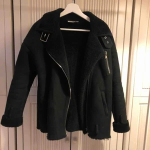  - Fodrad jacka, inte mycket använd. Saknar dock bandet som ska sitta längst ner på jackan 