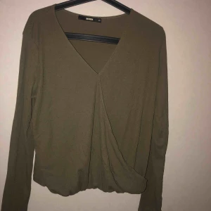  - Mörk/militär grön omlott tröja, ribbat material, använd ett antal gånger