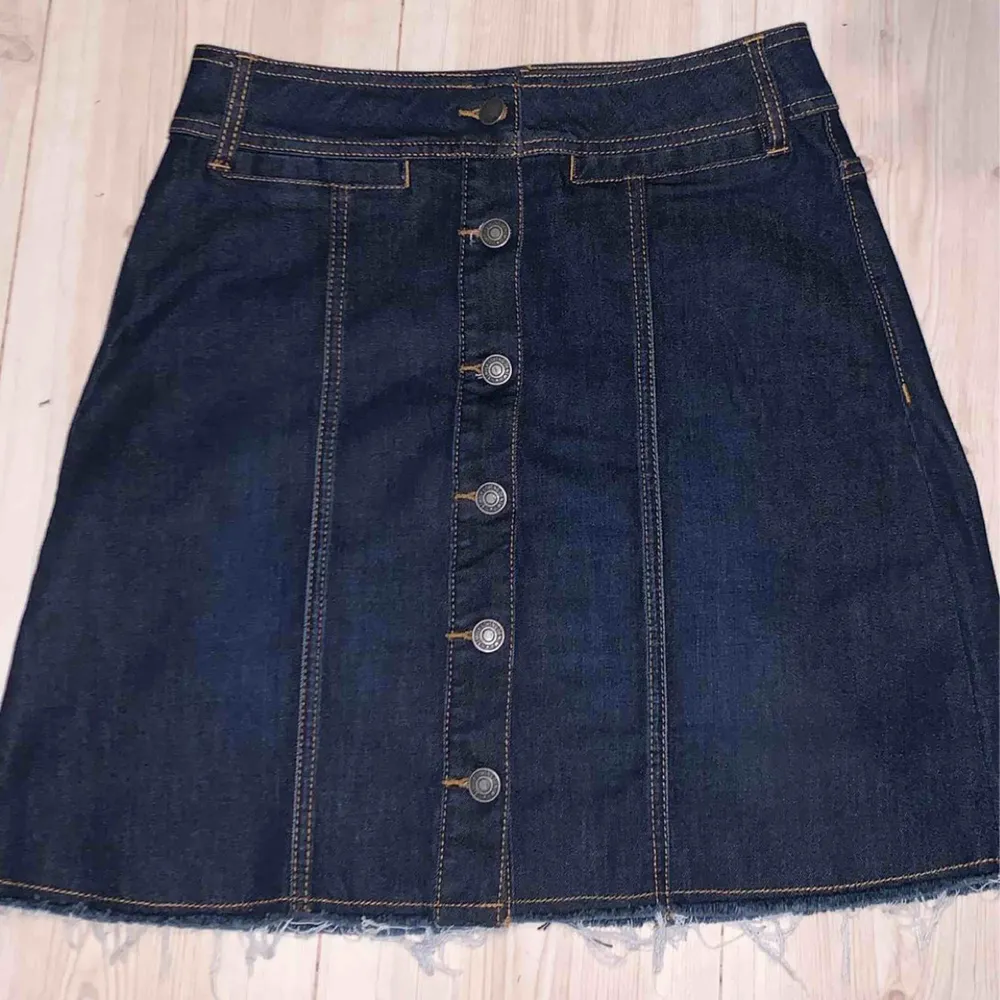 Jättefin jeanskjol ifrån vero Moda. Aldrig använd. Frakt tillkommer på 55kr. . Kjolar.