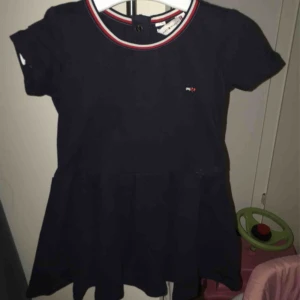  - Tommy hilfiger klänning barn  från nk storlek 86 , aldrig använd men tagit av prislappen 