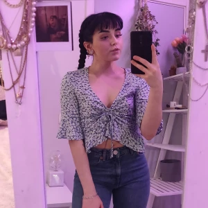 Blommig topp - Blommig ljusblå topp från HM, använd få gånger så den är i gott skick! Frakt tillkommer!