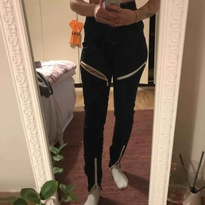  - Cargobyxor med sömmar i vit och dragkedjor,mycket bra skick!