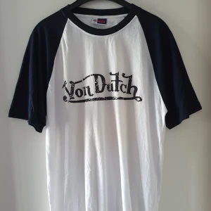 Von Dutch t-shirt - Vintage Von Dutch t-shirt i storlek L. Har ett litet lagat hål samt några få små fläckar bak (se bild 2).