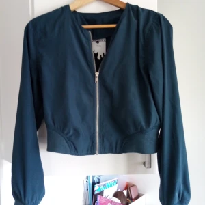 Kort jacka från Monki - Snygg kort jacka från Monki, strl s. Petroleumblå 