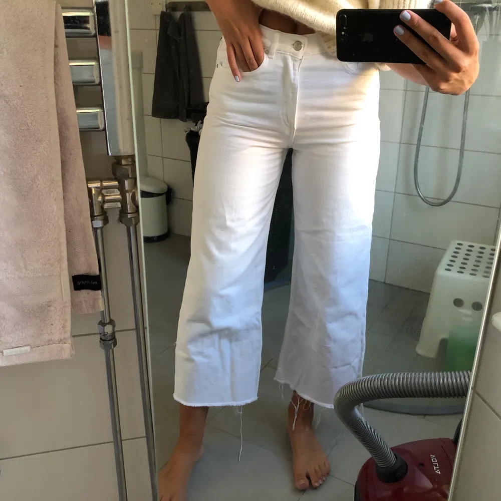 Säljer dessa jeans, använda 1 gång och säljer för dom är för små i midjan. Annars superfina, ganska korta men raka jeans. Superbra skick, säljer för 80kr + frakt. Farkut & Housut.