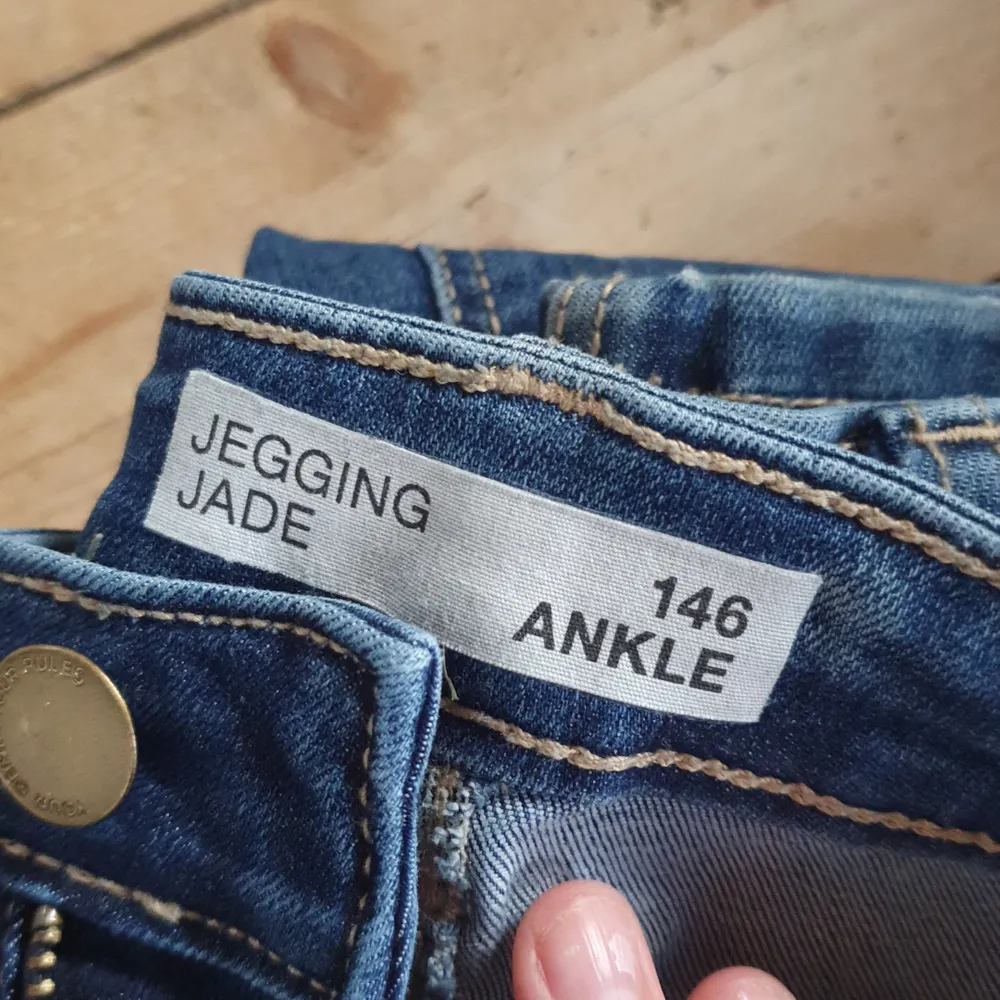 Fina jeans med bra passform lite för små för mig sitter tajt och bra i midjan inte använt mer än 4 gånger st 140 passar även i st 152 köparen står för frakten. Jeans & Byxor.