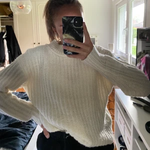 Stickad tröja - Jättefin vit stickad tröja som tyvärr inte kommer till användning längre, sticks inte o passar bra till alla byxor💞 det är storlek XS men det skulle passa en som i vanliga fall bär S