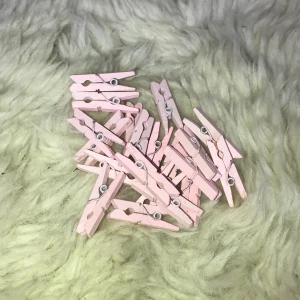 Rosa mini klädnypor - 20 st as söta klädnypor i en baby rosa färg! Har aldrig använts sen jag köpte dem. 