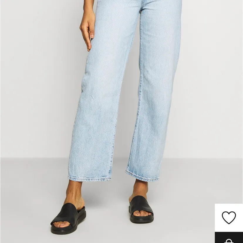 Säljer dessa assnygga Levis jeans från Zalando, köptes för 1200 kr💕 storlek w27 å passar bra i längden för mig som är 164. Jeans & Byxor.