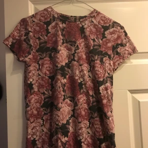 Blommig t-shirt - Skitsnygg blommig t-shit från carlings. Bra skick då den är väldigt sparsamt andvända. Fraktar eller möts på söder
