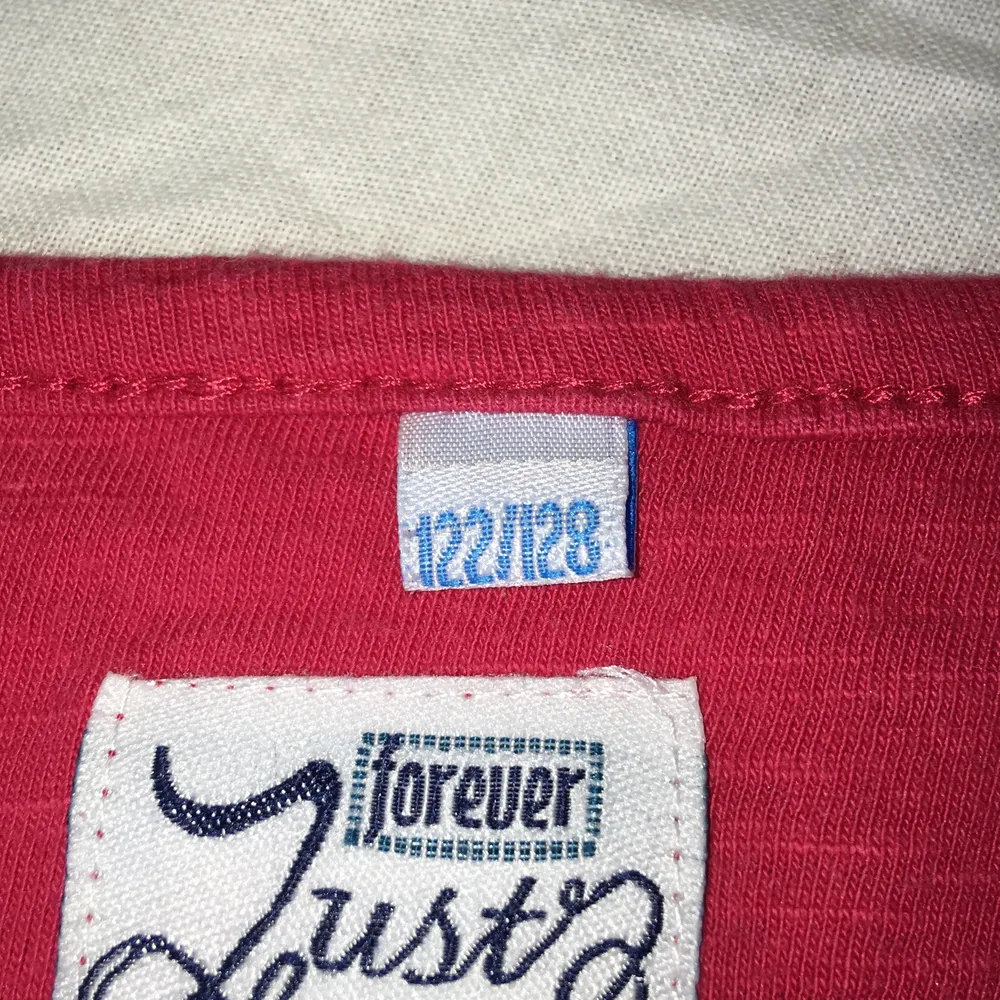 Fin långärmad tröja med små detaljer över bysten, fin röd färg! Säljer för att jag växt ur, frakt tillkommer 💫. Yläosat.