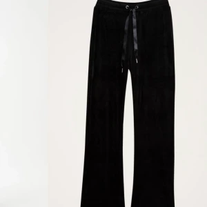 Bootcut velour mjukisbyxor  - Velour mjukisbyxor i storlek S, säljer dom på bilden. Säljer då dom är alldeles förstora för mig och har därför bara använts ca 2 gånger. Skulle kunna passa en xs beroende på hur man vill att dom ska sitta. 