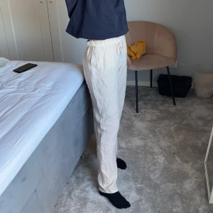 Linnebyxor  - Jag säljer mina slutsålda linnebyxor för att dom är förstora. Inga skador och nästan aldrig använda max 2 gånger. Är i storlek S. Köpta för 2 månader sen. Nypris 300kr