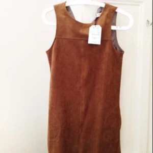  - oanvänd klänning från Zara i mocka, säljs vidare pga fel storlek 