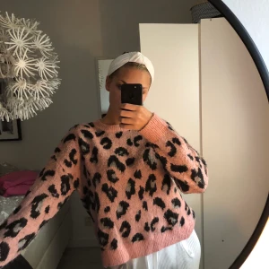 Leopard stickad tröja  - Lite större stickad tröja använd fåtal gånger,från bershka i strl s