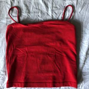 Rött linne från ginatricote. 