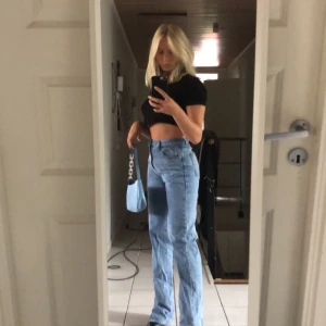 Jeans med slits  - Dröm jeans med slit. Aldrig använda då dom är alldeles för långa för mig (har klackar på bilden). Storlek 36 (S)Skulle passa någon över 170cm som bär storlek 36/38. Köpt på dollskill, märket momokrom för 450kr. Aldrig använda endast testade💞🦋 Mitt pris 300  +frakt eller högst budande☘️💙