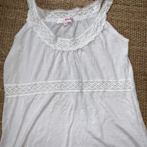 Linne  - Jätte fint sommar linne som jag aldrig har använt. Den har väldigt fina axelband som ger den lite detalj :)