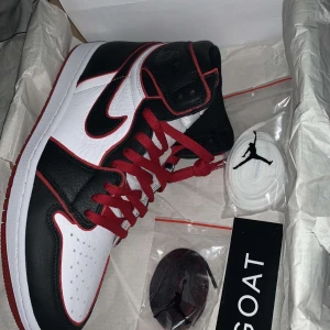 Jordan 1 Bloodline OG High - Helt nya Jordan 1 High OG Bloodline från GOAT. Säljer pga för stor storlek. Man får med 2 st till skosnören. 