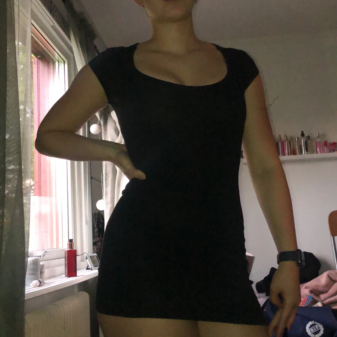 Klänning med spets i ryggen