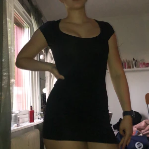 Klänning med spets i ryggen - Jättefin knappt använd, fin urringing