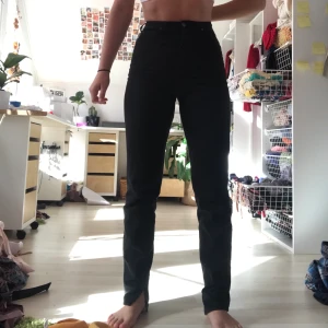 Byxor - Ursnygga kostymbyxor som liknar jeans. Säljer då de blivit lite för små i midjan på mig. Formar kroppen fint. Motsvarar en w25. Snyggt lagom vida i benen