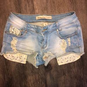 Jeans shorts - Korta jeans shorts med fina detaljer. Perfekta sommar shortsen! 
