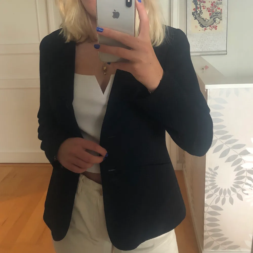 Svart figursydd blazer i storlek S. Bra skick och använd få gånger.. Kostymer.