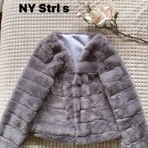 Pälsjacka - Säljer denna superfina pälsjacka (fake päls) pga fel storlek. Den är som ny alltså super mjuk! Den passar strl s.