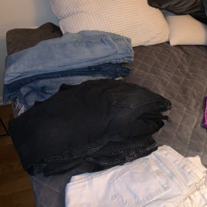 Massa jeans! - Säljer svarta, vita och blåa jeans för bra pris, nästan helt oanvända och inga skador. 