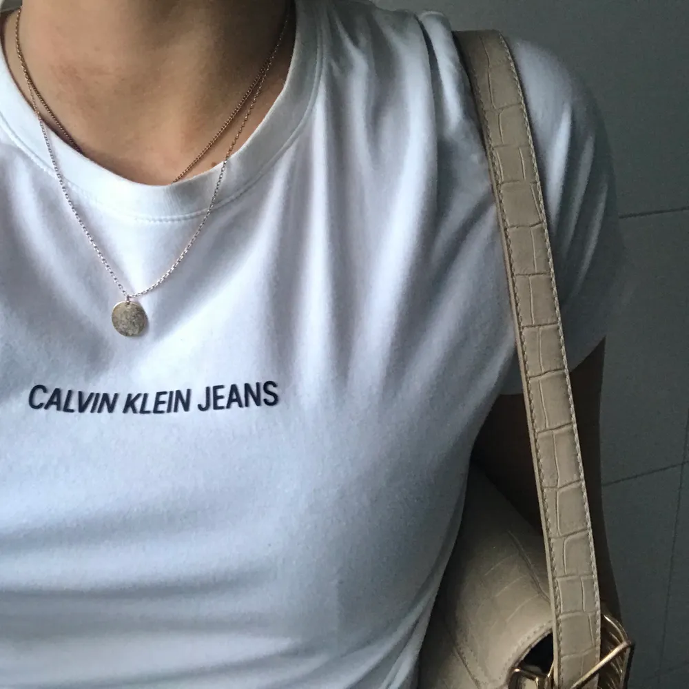 Den mest bekväma T-shirten ifrån Calvin Klein! Den har ett väldigt unikt material som är extremt mjukt och skönt, tröjan är endast testas, så helt ny! Nypris 400kr. T-shirts.