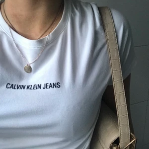 Calvin Klein tshirt - Den mest bekväma T-shirten ifrån Calvin Klein! Den har ett väldigt unikt material som är extremt mjukt och skönt, tröjan är endast testas, så helt ny! Nypris 400kr