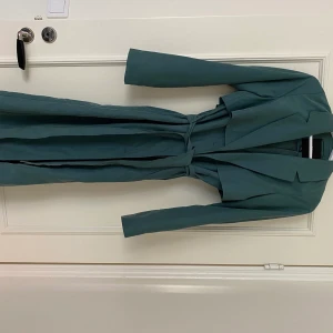 Trenchcoat från Monki i nyskick 🧚🏾 - Trenchcoat i stl xs, nyskick då den bara hängt i garderoben. Köpare står för frakt eller möts i Malmö 🌺