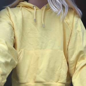 Snygg lite oversized croppad gul hoodie från monki, sparsamt använd. Inköpspris 199kr. Köparen står för frakten! Kan mötas upp i Lund💕