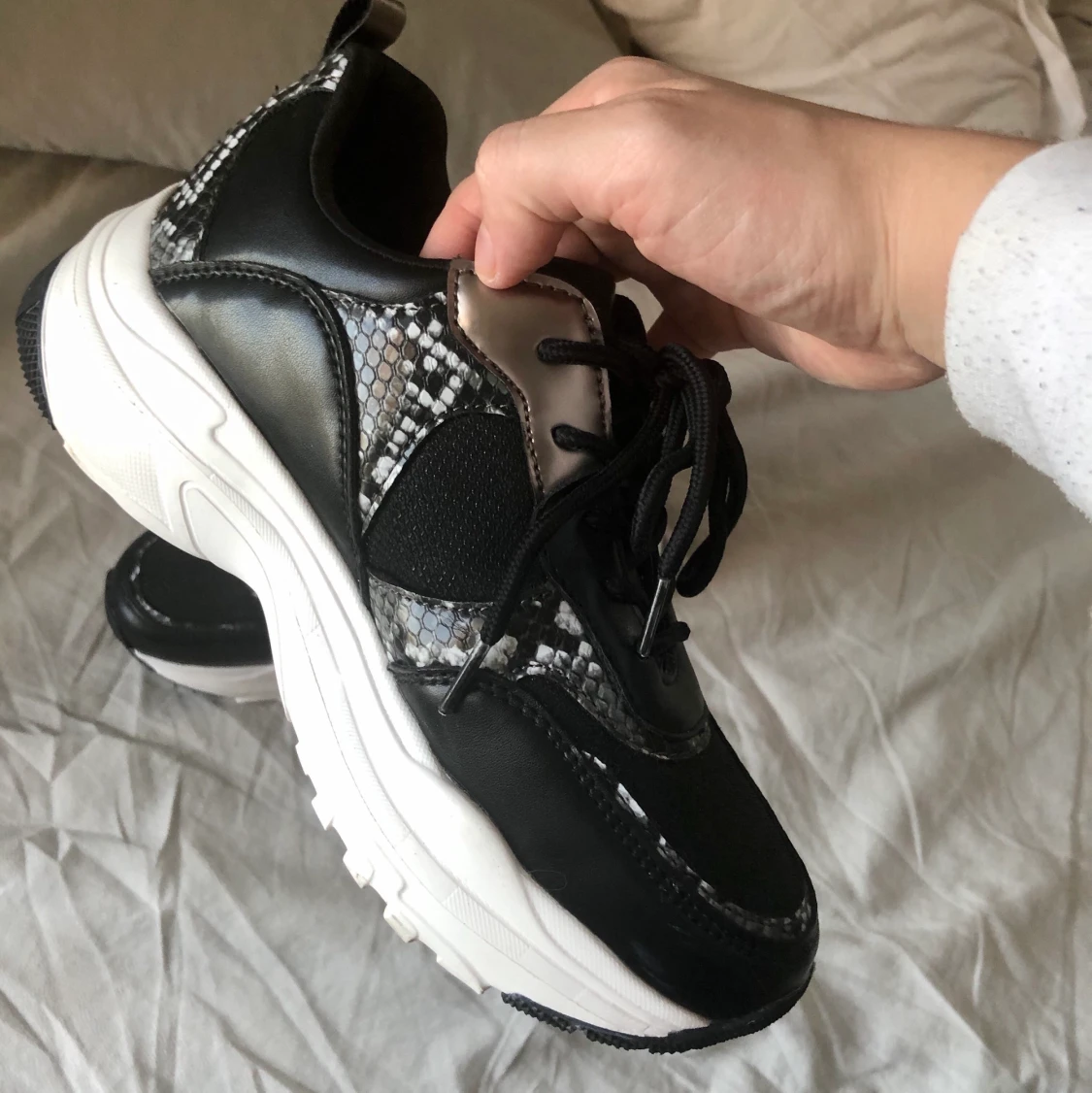 Knappt använda sneakers i ormmönster  - 90