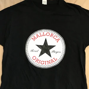 Söt T-shirt🖤❤️ - Super söt ”converse” T-Shirt som man kan lätt slänga på med ett par jeans💙 t-shirten är tight och är nästan en babytee, sitter sååå bra på kroppen. I mycket bra skick! Frakt 35kr