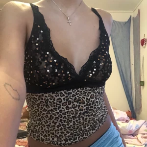 Leopard linne - Leopard linne med spets på brösten 