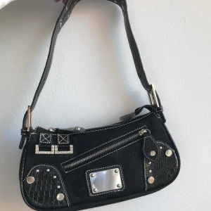 Snygg shoulderbag i perfekt skick 😍 - Galet fin shoulderbag i perfekt skick och storlek. Älskar den så mycket men av nån konstig anledning kommer den inte till användning 😢 frakt på 59 annars möts vi på söder. Budgivning i kommentarerna om fler är intresserade🌸 budgivning avslutas söndag 22.00❤️