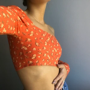 Magisk topp från Urban outfitters  - Jättefin topp med blommor på🌼 oanvänd! Frakt på 42 annars möts vi på söder ❤️