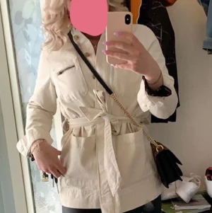 Jeansjacka med knytning  - Fin jeansjacka med knytning i nyskick, storlek xs, nypris var 600kr från veromoda, tror inte den finns kvar, perfekt nu till hösten ✨💖 250kr eller högsta bud