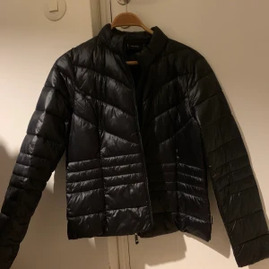 Jacka från Vero Moda Strl L - Jackan är aldrig använd, Svart dunjacka 