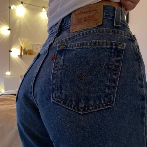 Vintage Levi’s jeans 550 - Superfina nästan oanvända Levi’s jeans!! Okänd storlek men passar mig bra som är en normal S ungefär. Modellen heter 550 🤍✨☁️🐚 400 kronor eller högsta bud!!