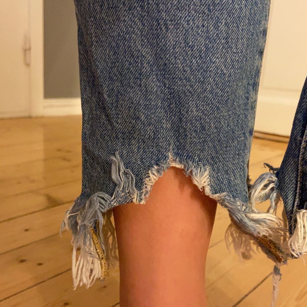 Snygga jeans med slitningar vid slutet av jeansen, frakt tillkommer. Jeans & Byxor.