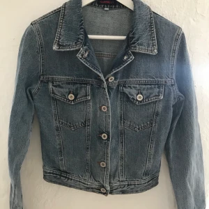 Katharine Hamnett 90-tal jeans jacka  - 90-tals jeans jacka. Mkt fint skick. Stl S märke Katharine Hamnett